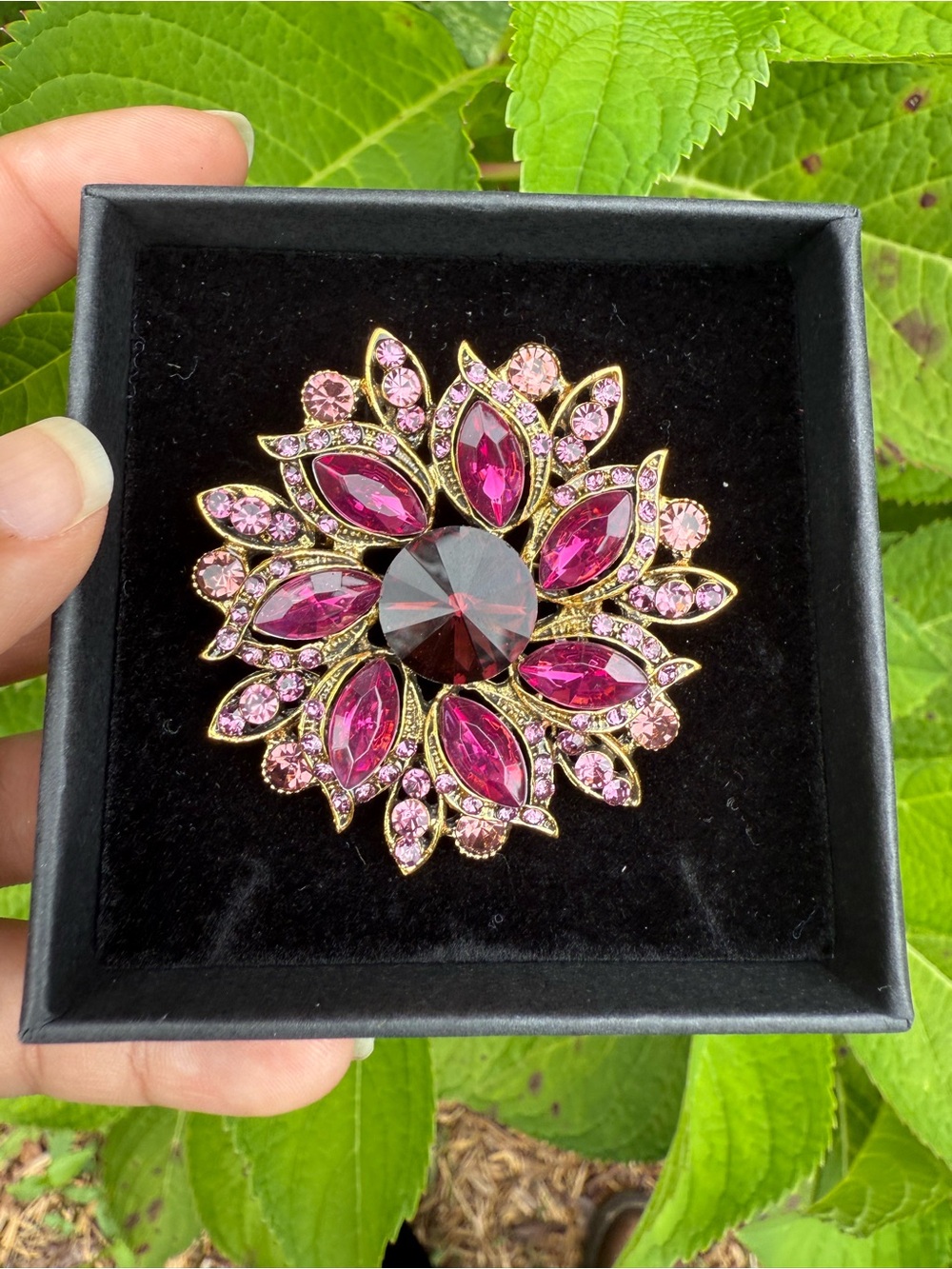 Elegant brooch with pink stones